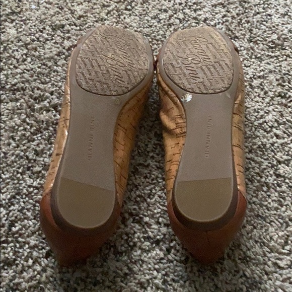 Tan Gianni Bini Flats - Picture 3 of 3